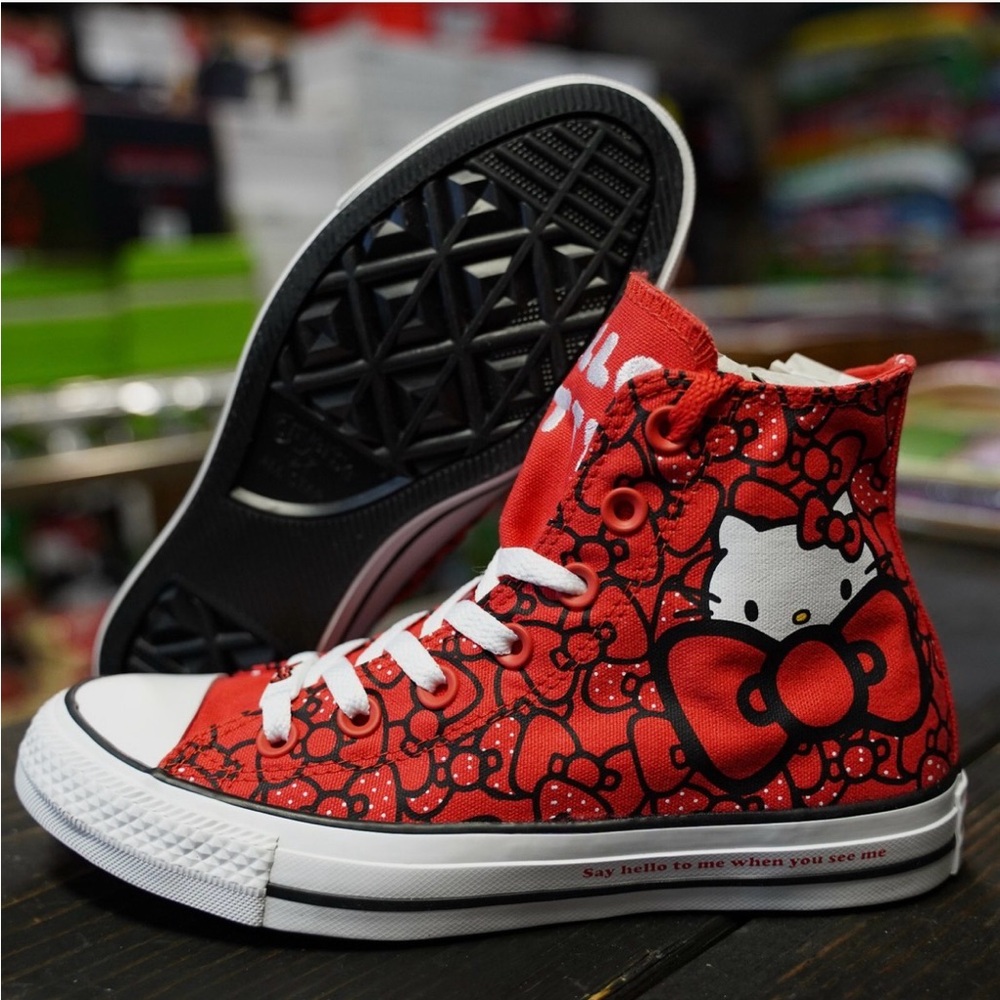 NEW HELLO KITTY Converse Chuck Taylor All Star HI Wwomen's SIZE 6 RED